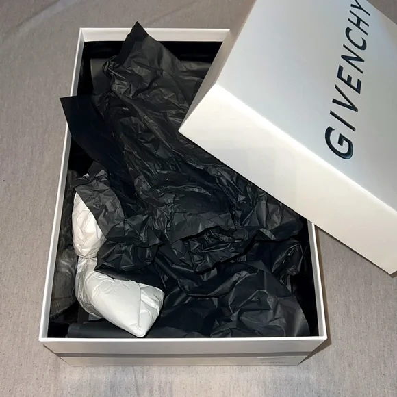 Givenchy box - Picture 2 of 2